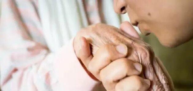 بوسیدن پدر و مادر یعنی بوسیدن آستانه بهشت