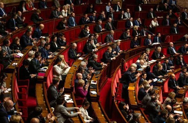 ۱۰ پیشنهاد جنجالی راست‌گرایان فرانسه برای پارلمان؛ از فشار بر مهاجران تا ممنوعیت حجاب برای دختران