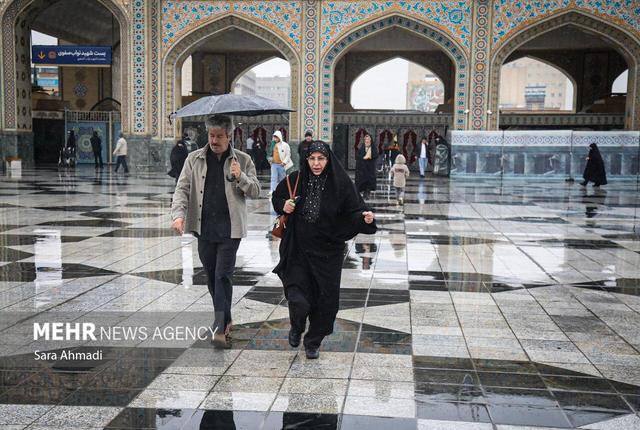 یک روز بارانی در حرم مطهر امام رضا(ع)