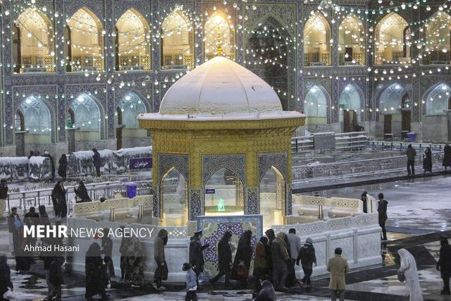 قابی تماشایی از اولین بارش برف امسال در حرم مطهر رضوی