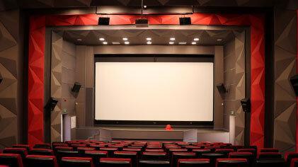 تنها چندماه پس از افتتاح سینما «محراب» شاهد «افت کیفیت پروژکتور سینما» بودیم/ پروژکتورها قدرت کافی برای استفاده سینمایی ندارند