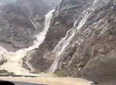 کوه‌های حاجی‌آباد هرمزگان تبدیل به آبشار شد+ فیلم