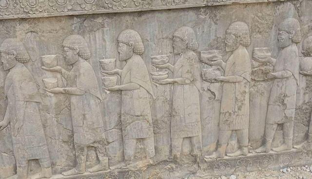 فیلم| تخت جمشید در نبرد با آسیب‌های طبیعی و انسانی؛ گلسنگ‌ها، مهربان‌تر از وندالیسم