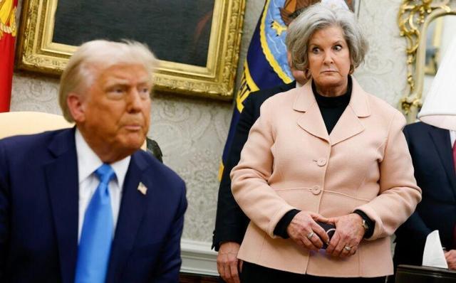 رئیس دفتر ترامپ: رئیس جمهور شخصیت الکلی دارد/ماسک مصرف کننده روانگردان است