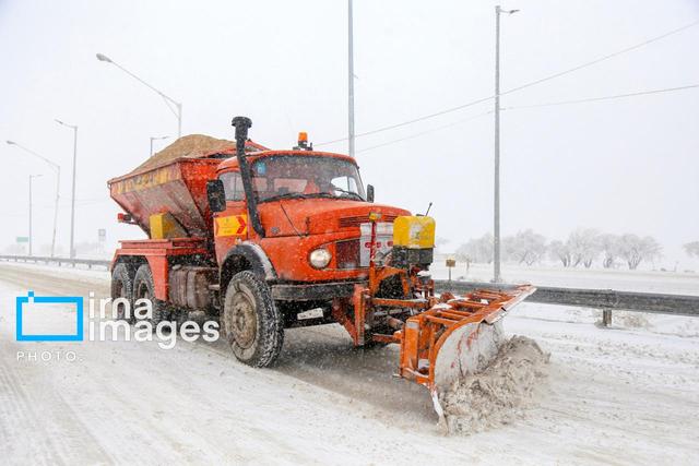 بیش از ۱۴۰۰ کیلومتر از جاده‌های کرمان برفروبی شد
