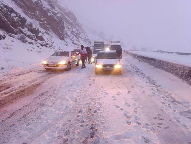 امدادرسانی هلال احمر کردستان به ۱۰۰ مسافر گرفتار در برف