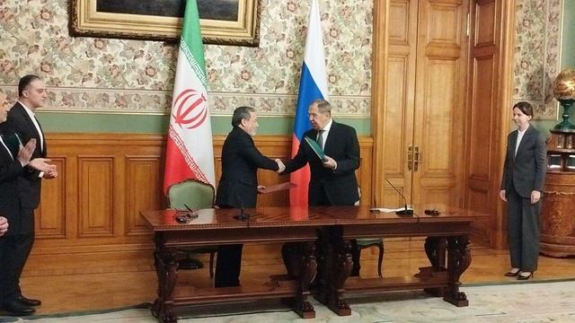 امضای سند همکاری وزارت‌خانه‌های خارجه ایران و روسیه توسط عراقچی و لاوروف 