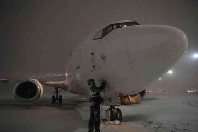 فیلم| بارش برف پاییزی در فرودگاه مشهد