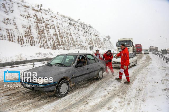 امدادرسانی هلال احمر به ۱۴ مسافر گرفتار در برف و کولاک جاده هام خراسان رضوی