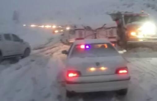 فیلم/ بارش سنگین برف در گردنه "سربیژن" کرمان