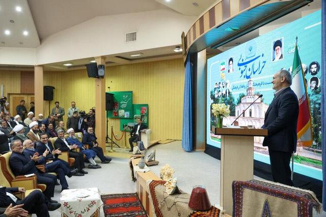 تصور اینکه فقط یک گروه حرف درست می‌زند و حرف دیگران نباید شنیده شود، جهل مطلق است