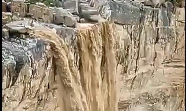 لحظه راه افتادن آبشارهای عظیم فصلی؛ زیباترین صحنه بارشها در ایران ثبت شد