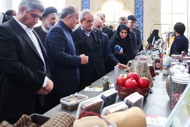 بازدید رئیس جمهور از نمایشگاه فرصت‌های اقتصادی خراسان جنوبی