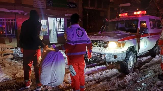 امدادرسانی هلالاحمر فریمان به گرفتارشدگان در برف و کولاک