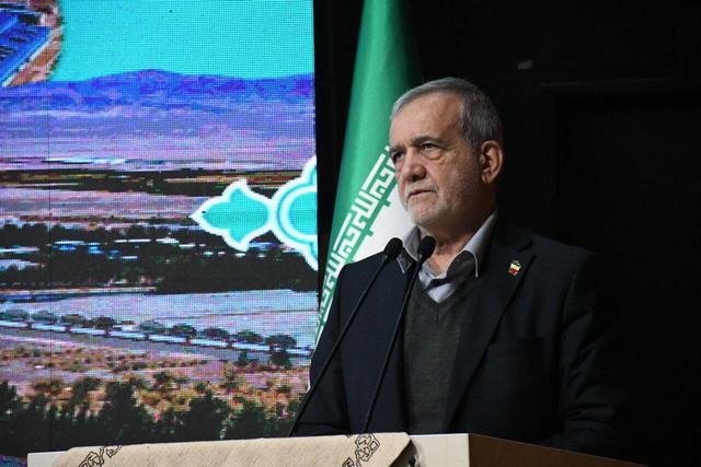 پزشکیان: با وحدت مردم و تکیه بر نخبگان از بحرانها عبور میکنیم