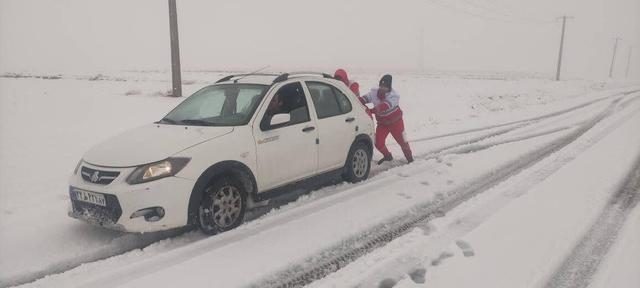 امدادرسانی به ۷۰ خودرو در مناطق برفگیر غرب اصفهان