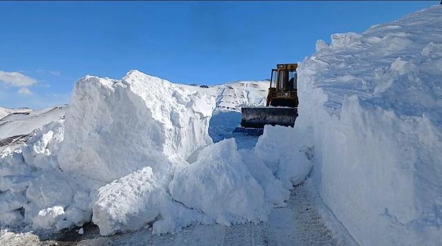 فیلم| برفروبی در جاده‌های کوهستانی مازندران