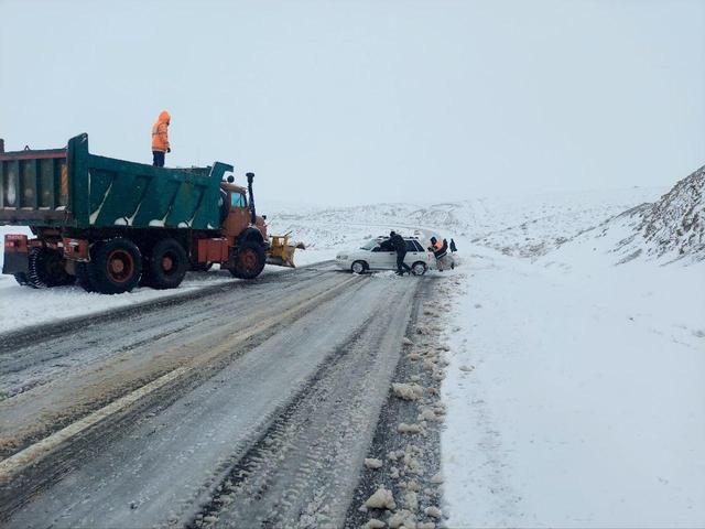 رییس اداره راهداری تایباد: ۲۲ خودرو گرفتار در برف امدادرسانی شدند