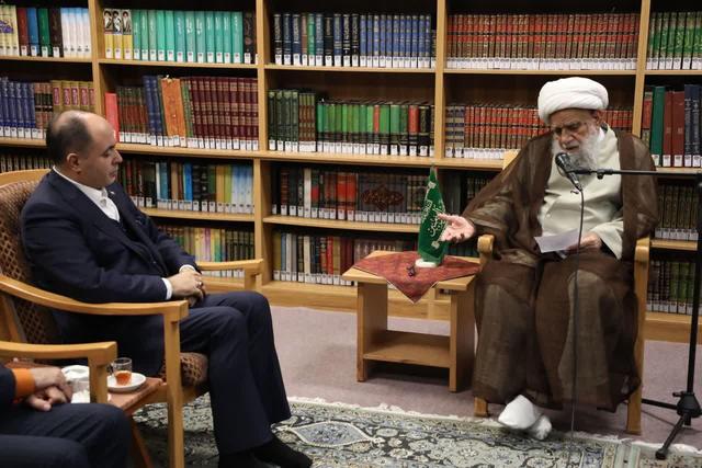 آیتالله کریمی جهرمی: خدمترسانی صادقانه مایه امید و نشاط جامعه است