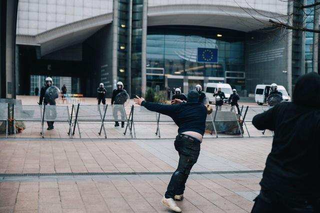 اعتراضات کشاورزان در بروکسل رنگ خشونت گرفت