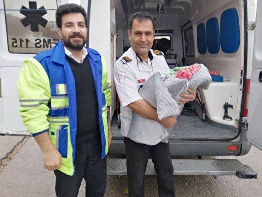 زایمان موفق مادر باردار لودابی در آمبولانس اورژانس ۱۱۵ در میان برف و کولاک