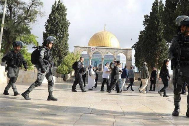 یورش اشغالگران به نمازگزاران در مسجد الاقصی