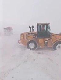 بارش برف برخی محور‌های استان را مسدود کرد