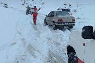 امدادرسانی به ۱۳۶ خانوار و خودرو گرفتار برف در چهارمحال و بختیاری