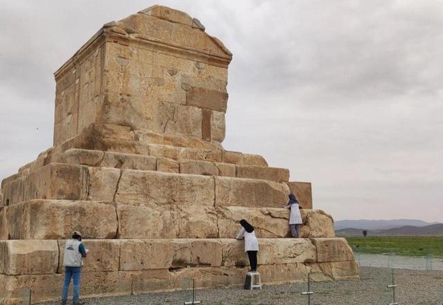 آرامگاه کوروش در زیر بارش برف