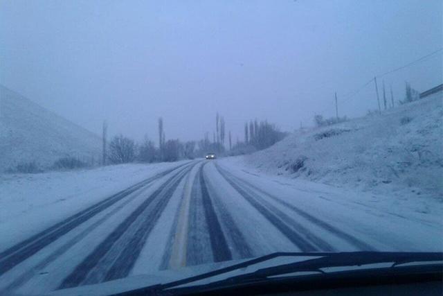 کولاک در گردنه‌های بید و برغمد در محور جوین_سبزوار و دشواری تردد