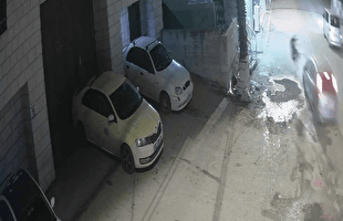 لحظه زیرگیری یک جوان فلسطینی توسط شهرک نشینان صهیونیست در شرق نابلس در کرانه باختری