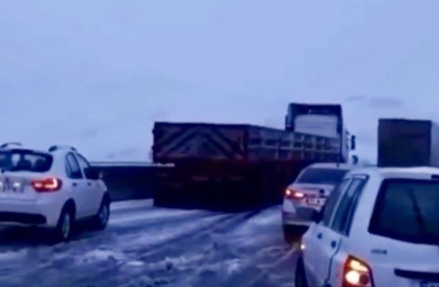 خودروها در برف آزادراه شیراز_اصفهان گیر افتادند؛ ترافیک و کندی تردد به علت برودت هوا | برخی رانندگان زنجیر چرخ همراه ندارند!