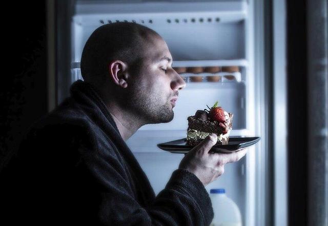 خطرات دیر غذا خوردن که نمی‌دانستید | چکار کنیم دیر غذا نخوریم؟