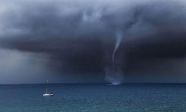 ببینید | گردباد دریایی نادر در شمال راس الخیمه