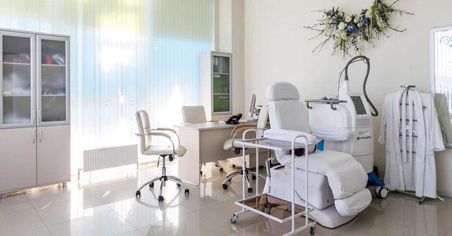 تبلیغ کلینیک زیبایی متخلف توسط یک نماینده مجلس / توضیح بازپرس دادسرای جرایم پزشکی تهران درباره دروغ ایمپلنت یک ساعته!