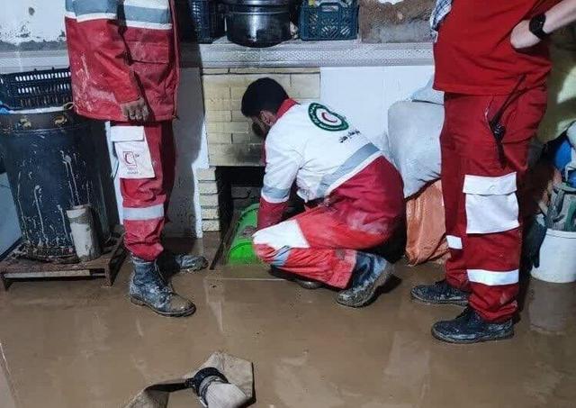عکس | غش کردن از خستگی روی پیاده‌رو؛ تصویری معنادار از امدادگران پس از ۱۰ ساعت عملیات بدون وقفه در جریان امدادرسانی به مناطق سیل‌زده کرمان