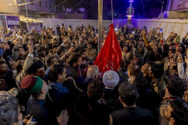 برافراشتن پرچم حضرت ابوالفضل العباس (ع) در حیدرآباد پاکستان
