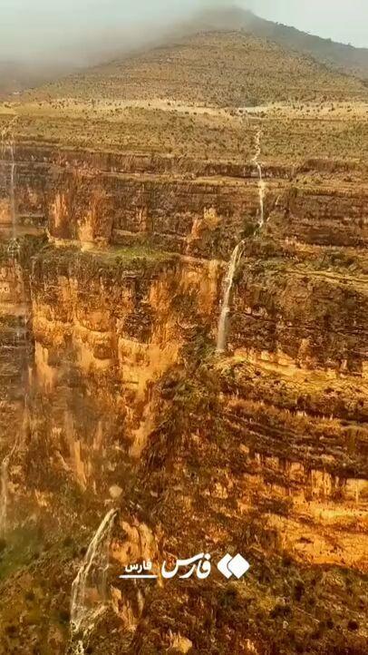 بارش باران، آبشار «تنگه هایقر» فیروزآباد فارس را دوباره جاری کرد