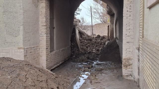 نفوذ روان آب باعث ریزش و تخریب بخشی از دروازه پنجاهه نائین شد