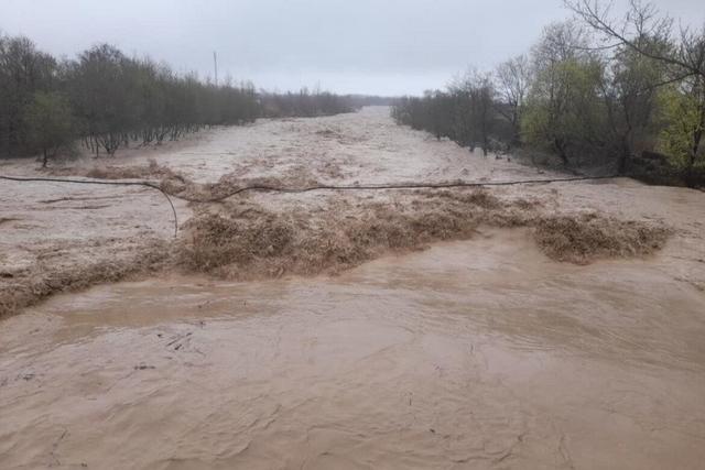 طغیان رودخانه گز در سیریک بر اثر بارندگی شب گذشته