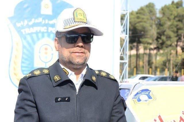 خرابی تیغه برف‌ پاک‌کن ده‌ها خودرو را در راه های کرمان زمین گیر کرد