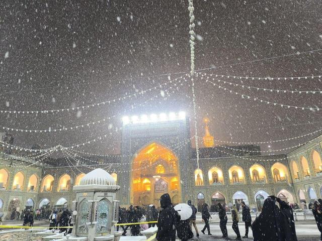 بارش برف در آستان مقدس امام رضا(ع)