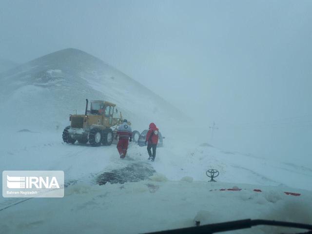 مسدود شدن محور اراک–ازنا به دلیل برف و کولاک شدید/ تردد کند در جادههای استان مرکزی