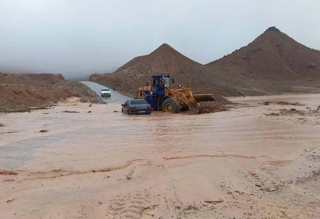 سیلاب با بسته شدن پنج مسیر در سیستان و بلوچستان تا تعطیلی مدارس ۲ شهرستان