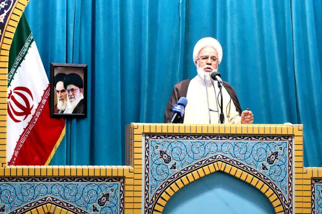 امام جمعه کرمانشاه: تضعیف دولت، بازی در زمین دشمن است