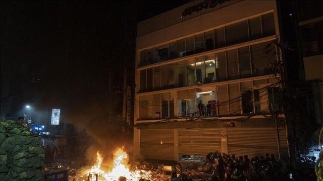 ادامه اعتراضات به قتل فعال سیاسی در بنگلادش/چندین ساختمان به آتش کشیده شد