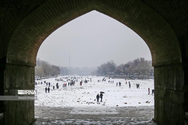 برف نو در اصفهان به زمین نشست؛ بیشترین بارش در پادنای سمیرم + فیلم