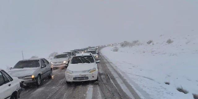 جاده مهریز به دهستان تنگ‌چنار مسدود شد