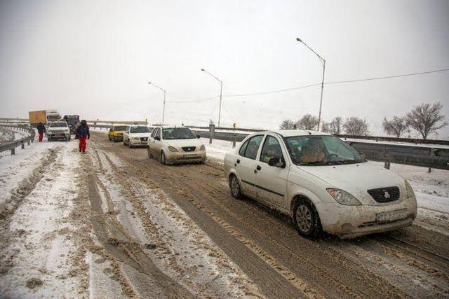 امدادرسانی به ۸۰ خودرو گرفتار در برف در محورهای کاشان