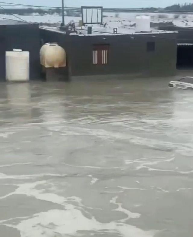 فیلم| سیلاب و آبگرفتگی در سیریک هرمزگان؛ آب وارد منازل شده است‌